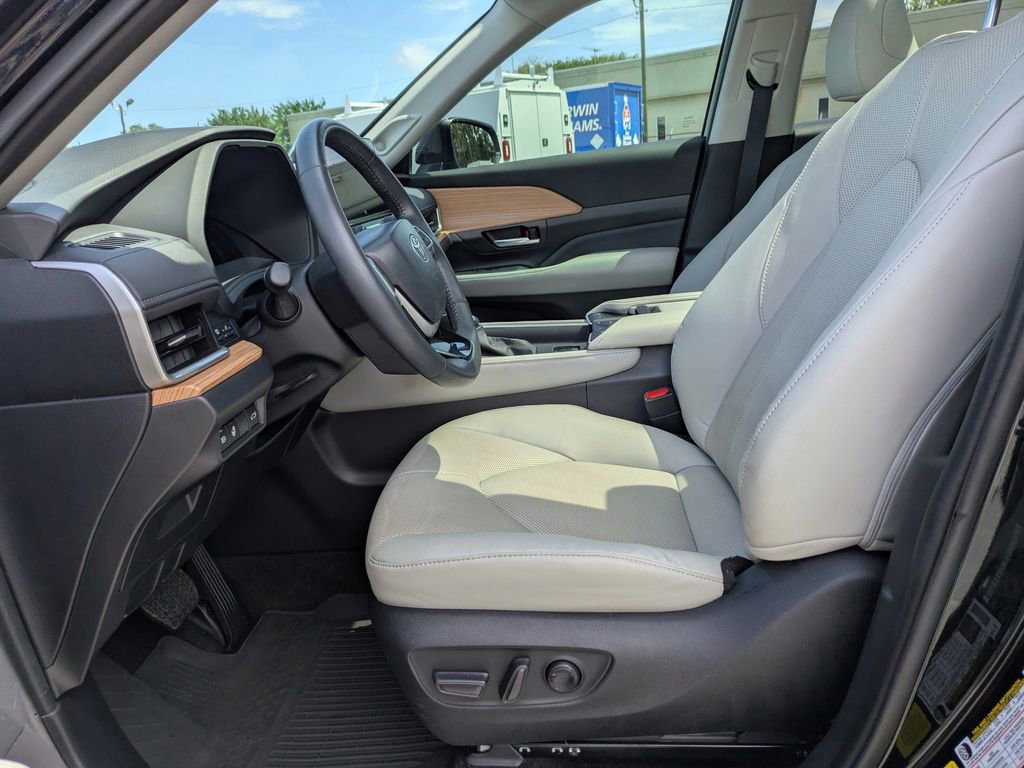 Used 2024 Toyota Grand Highlander AWD image 25