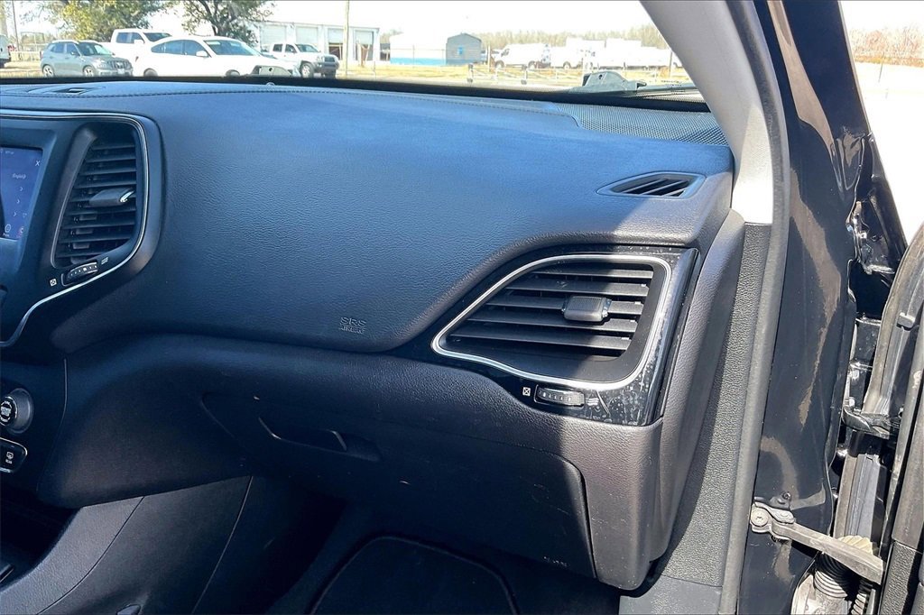 Used 2020 Jeep Cherokee Latitude Plus image 23