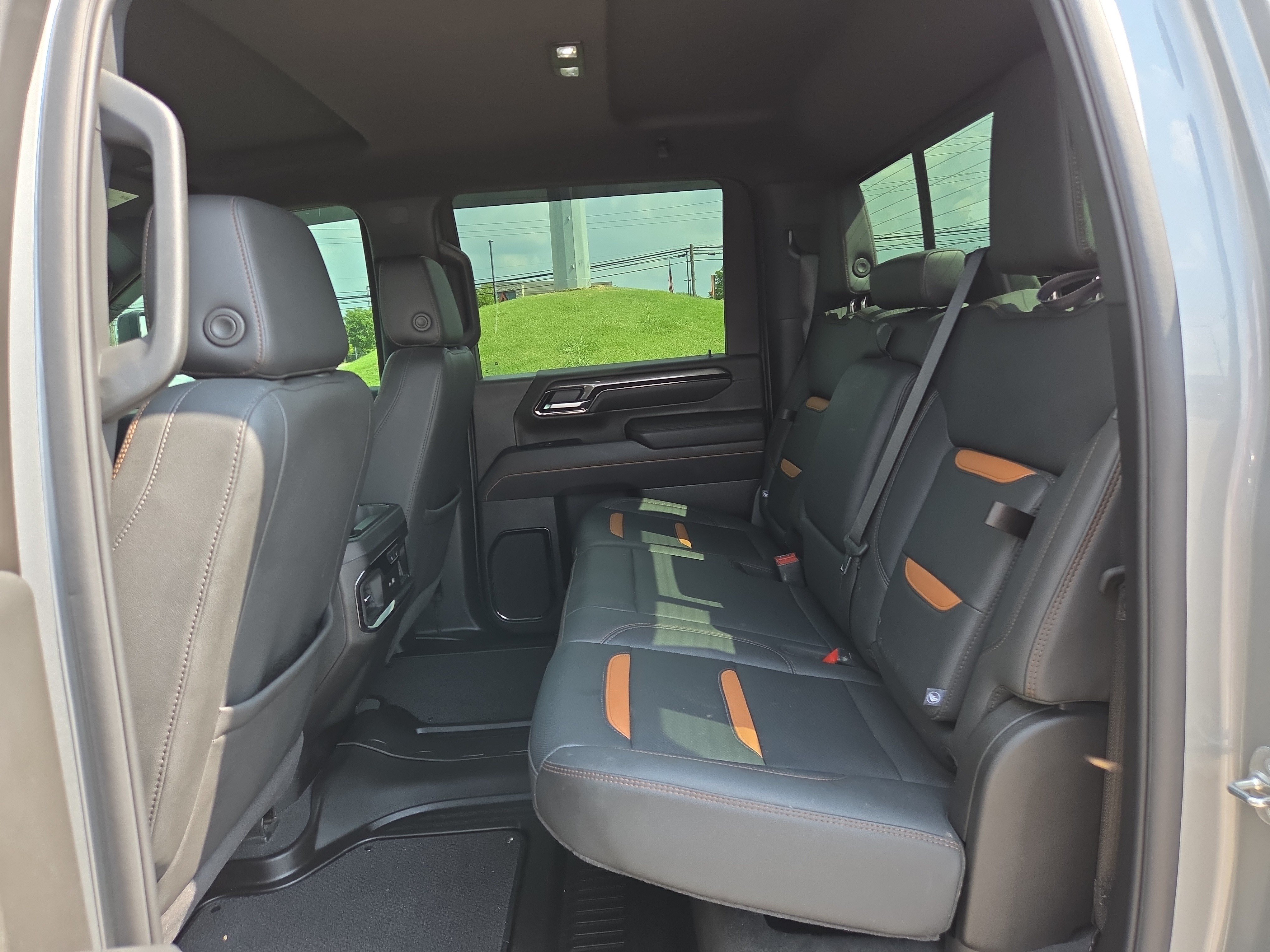 Used 2025 GMC Sierra 2500 AT4 w/ Technology Package AWD/4WD image 10