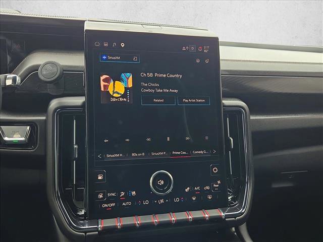 Used 2025 GMC Yukon XL AT4 w/ AT4 Premium Package AWD/4WD image 13