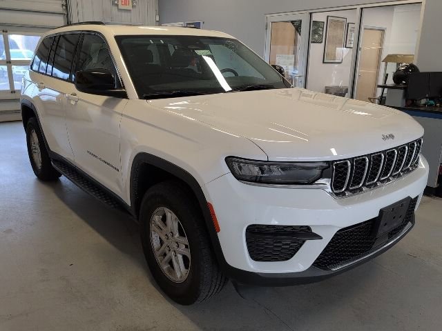 Used 2023 Jeep Grand Cherokee Laredo AWD/4WD image 7