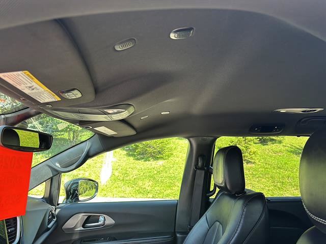 Used 2025 Chrysler Pacifica Select FWD image 15