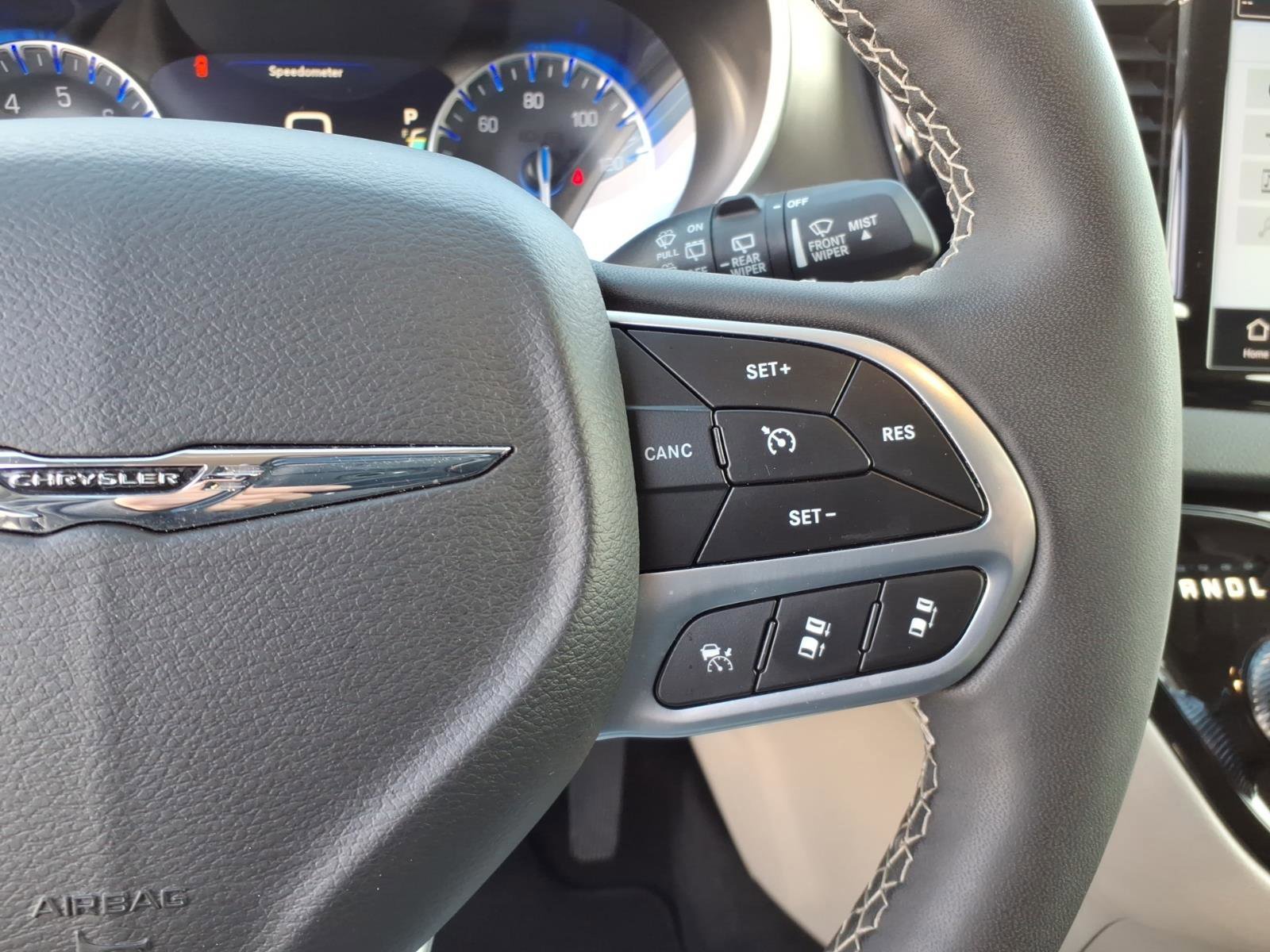 Used 2024 Chrysler Pacifica Touring-L image 18