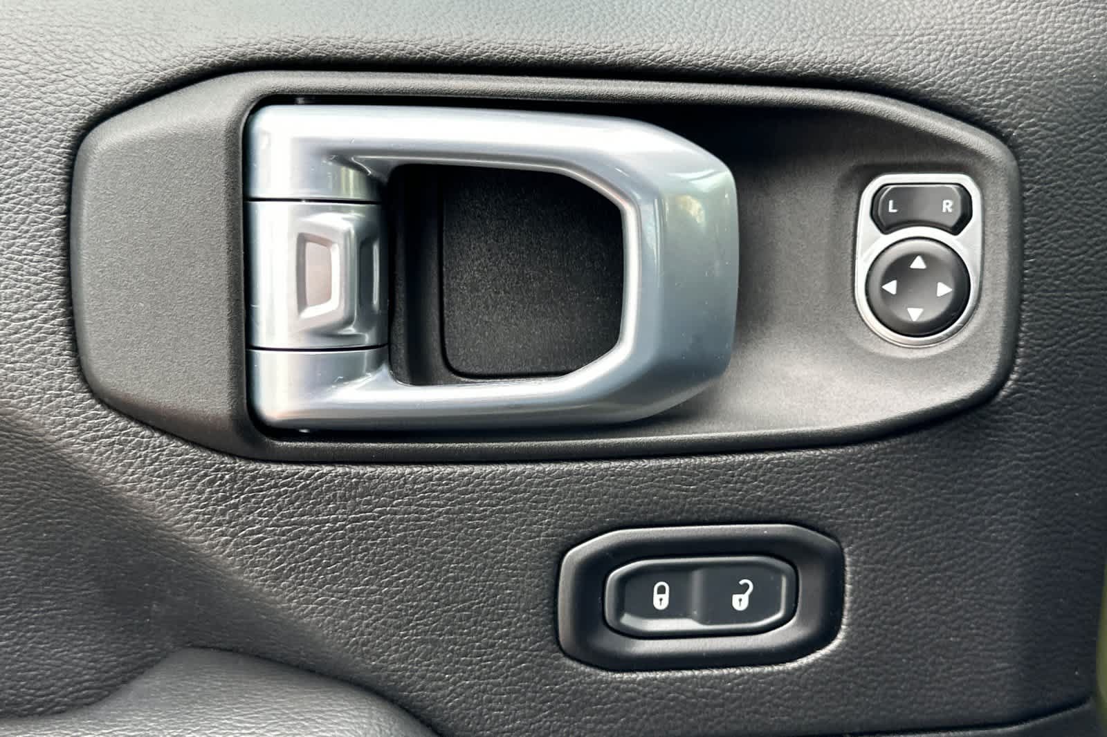 Used 2021 Jeep Wrangler Unlimited Sahara AWD/4WD image 13