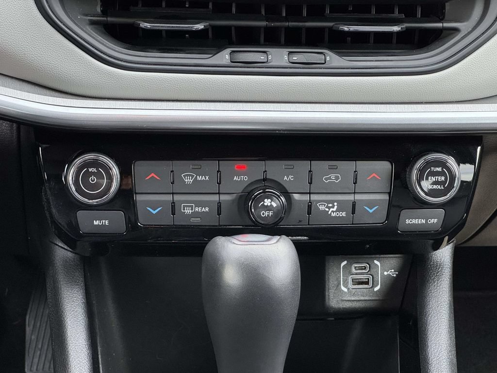 Used 2025 Jeep Compass Limited AWD/4WD image 5