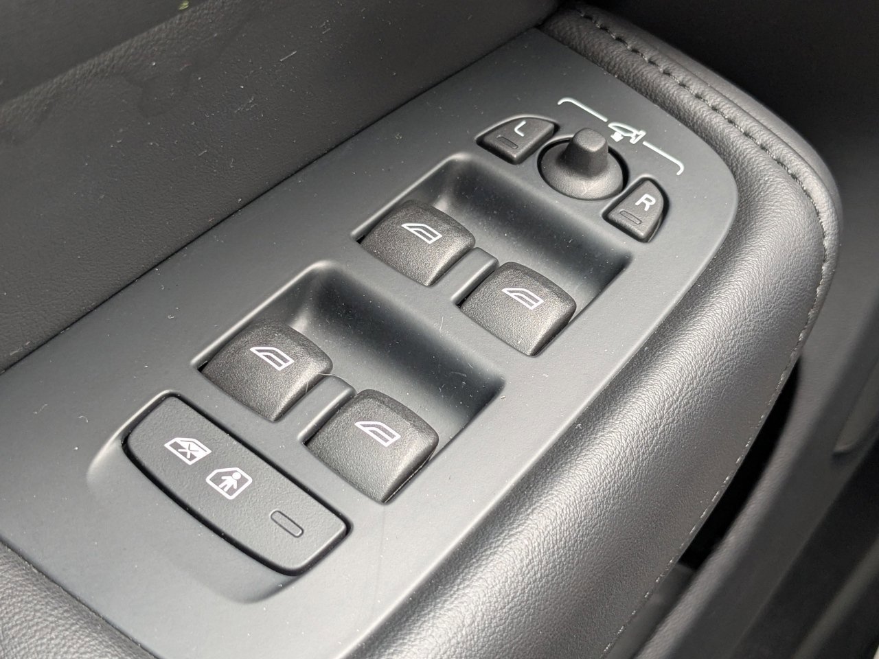 Used 2024 Volvo XC60 B5 Plus image 30