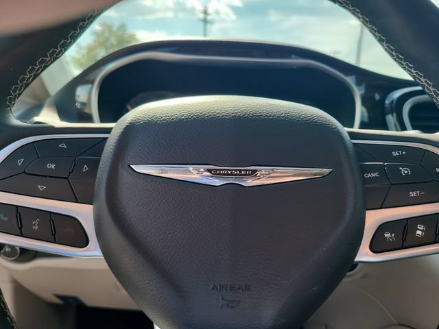 Used 2024 Chrysler Pacifica Limited FWD image 12