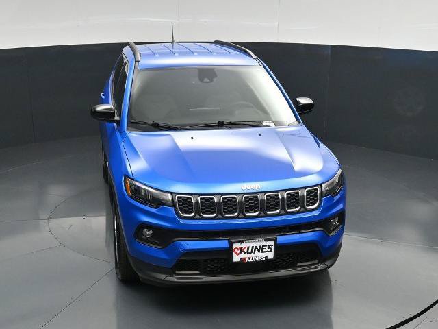 Used 2024 Jeep Compass Latitude w/ Convenience Group AWD/4WD image 39