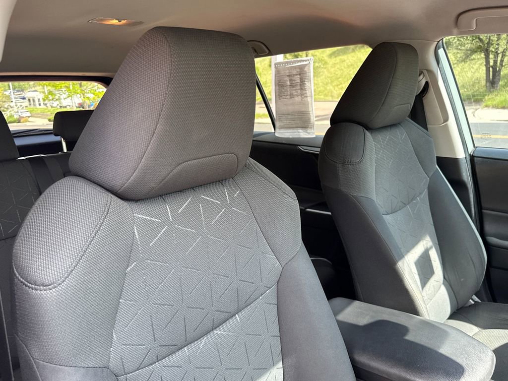 Used 2021 Toyota RAV4 XLE AWD/4WD image 32
