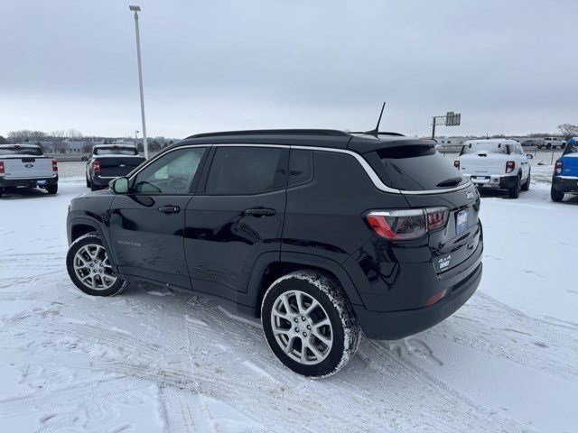 Used 2024 Jeep Compass Latitude image 3