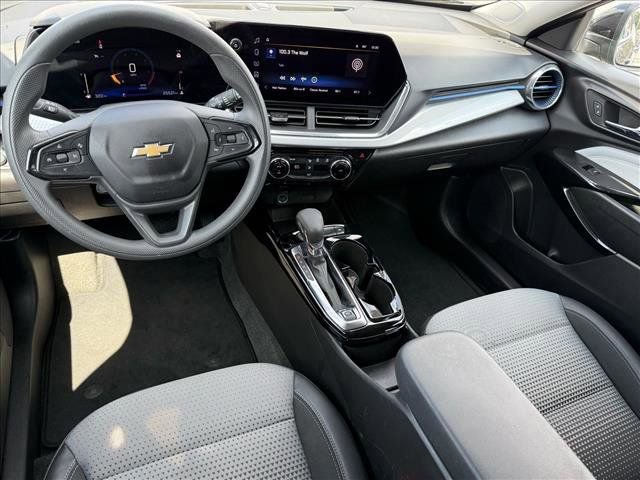 Used 2025 Chevrolet Trax LT image 14