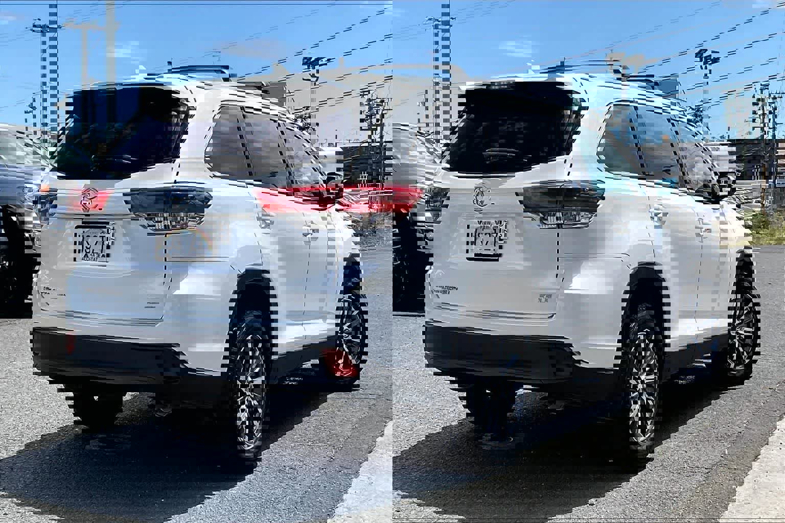 Used 2019 Toyota Highlander XLE FWD image 3