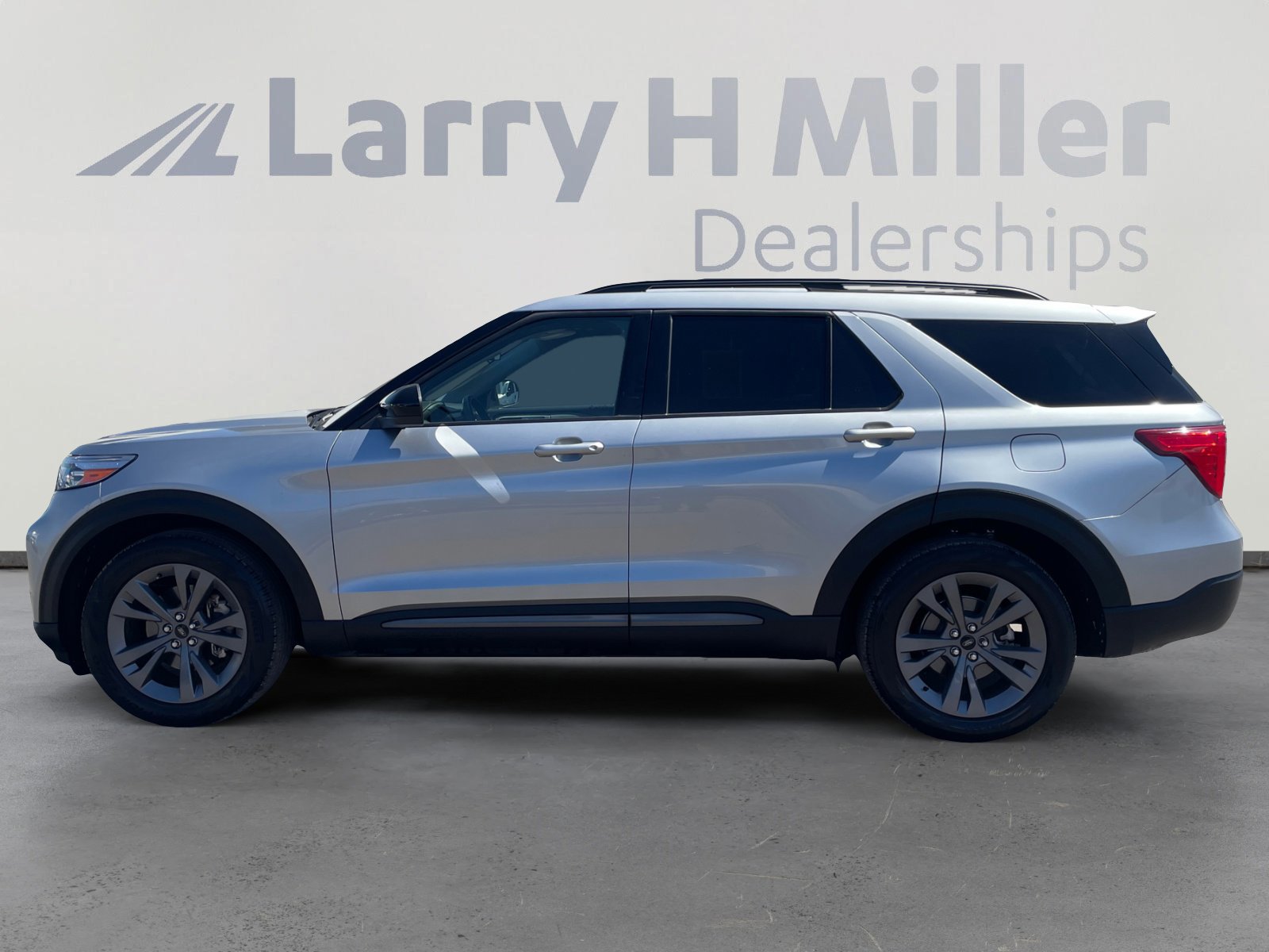 Certified 2022 Ford Explorer XLT w/ Equipment Group 202A image 2