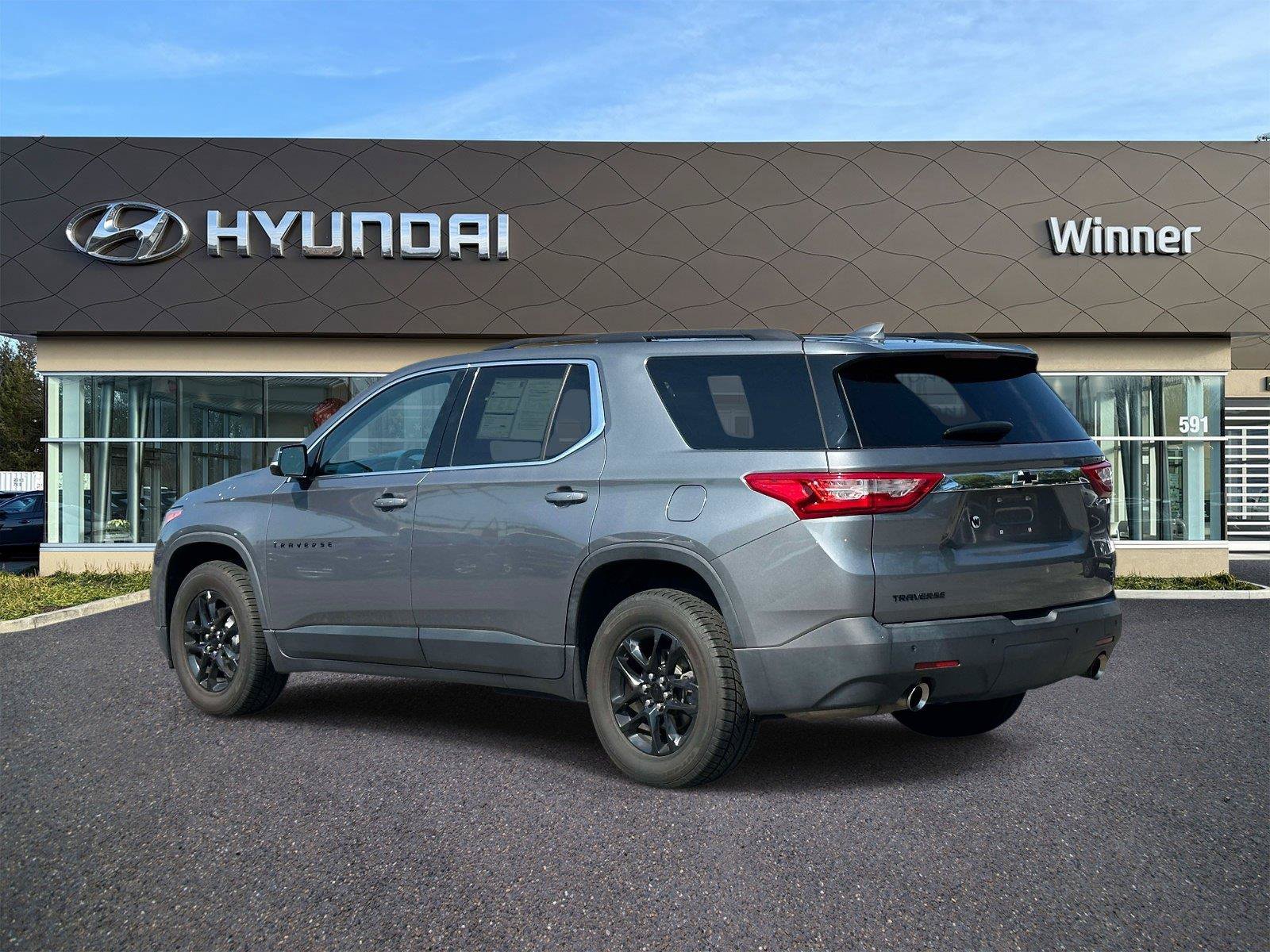 Used 2019 Chevrolet Traverse LT FWD image 2
