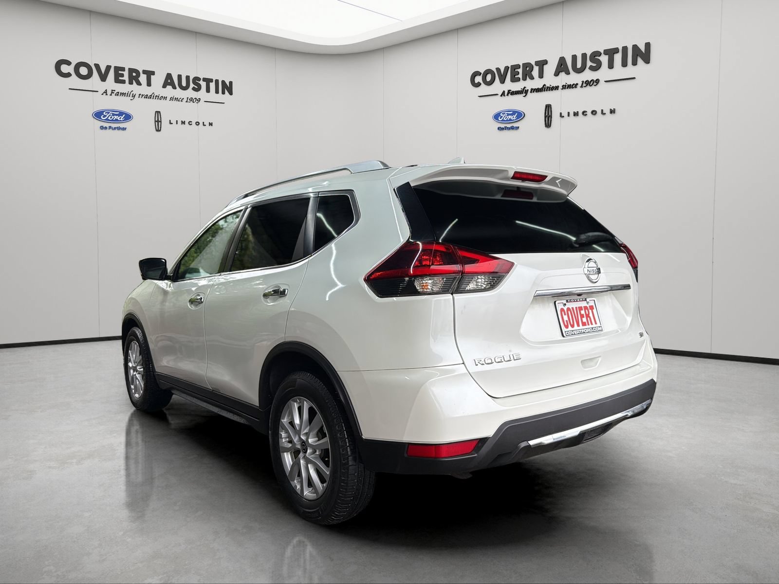 Used 2018 Nissan Rogue SV w/ Premium Package FWD image 3