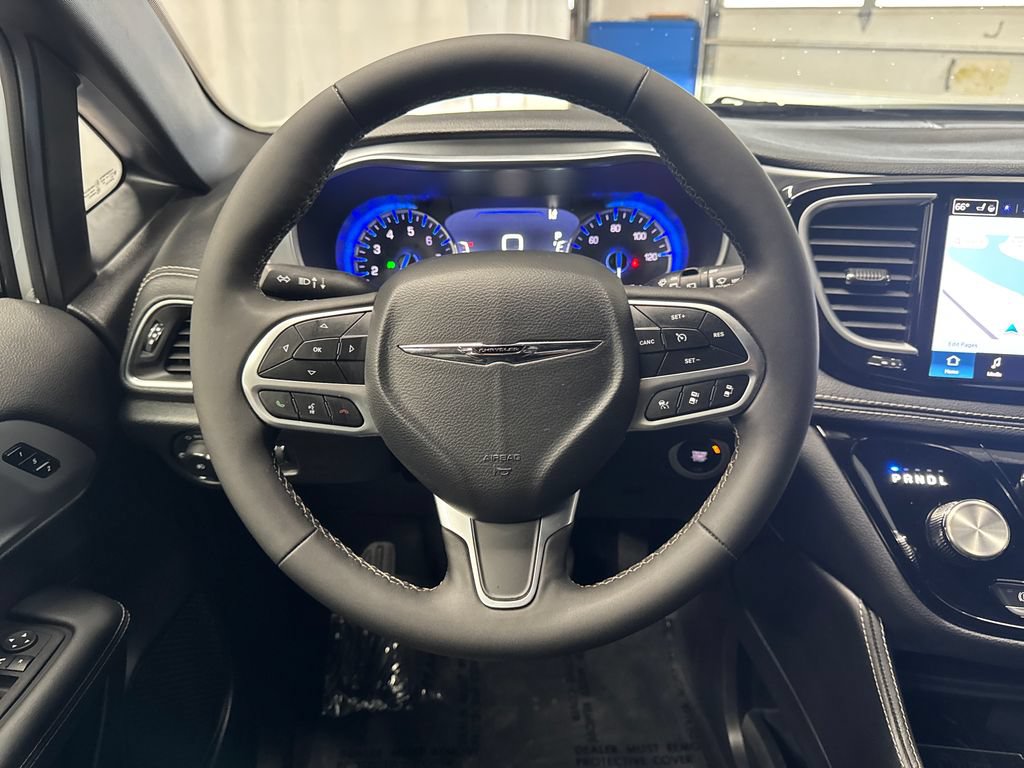 Used 2026 Chrysler Pacifica Limited FWD image 17