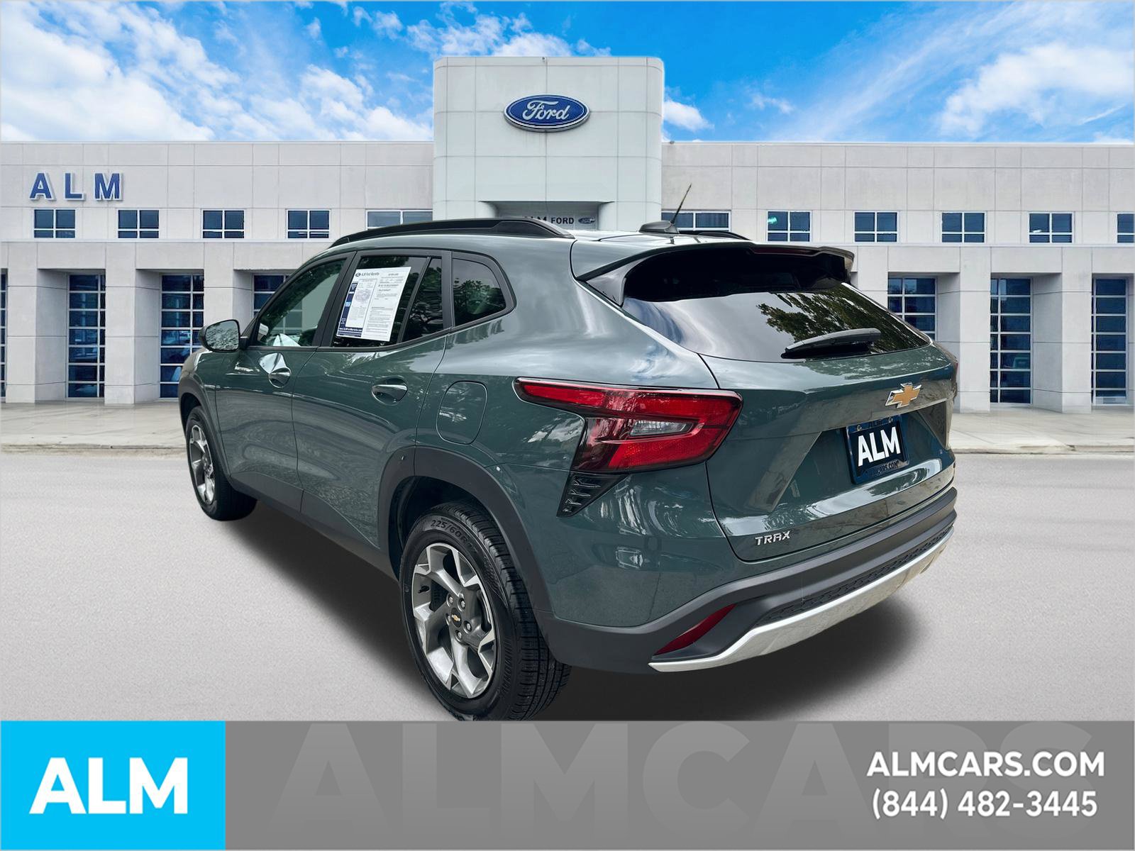 Used 2025 Chevrolet Trax LT FWD image 9