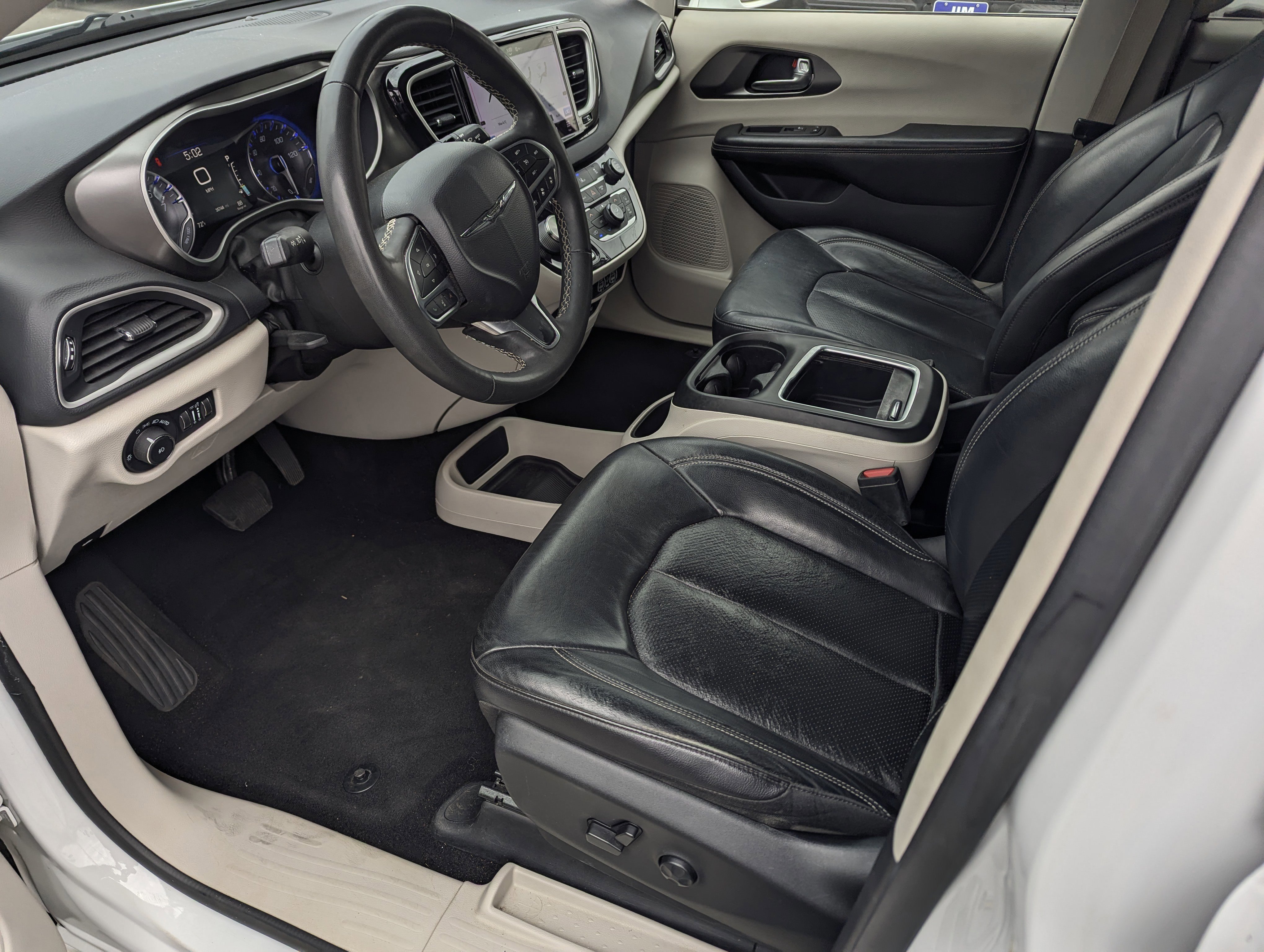 Used 2022 Chrysler Pacifica Touring-L image 9