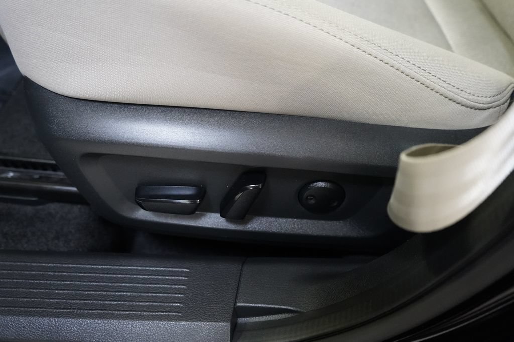 Used 2025 Nissan Rogue SV FWD image 16