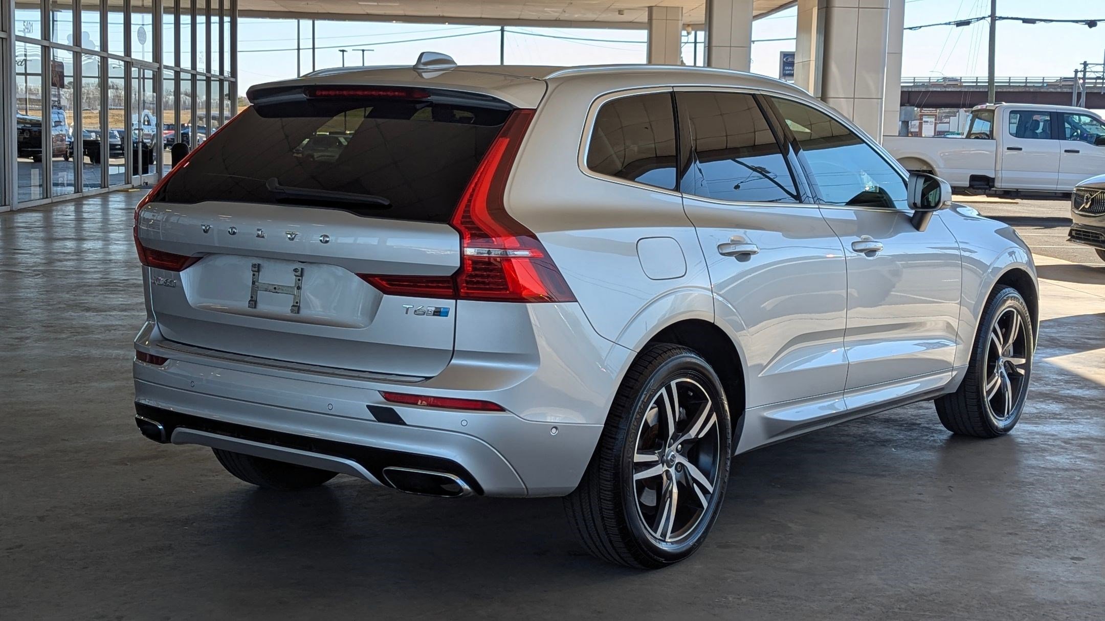 Used 2018 Volvo XC60 T6 R-Design w/ Convenience Package image 5