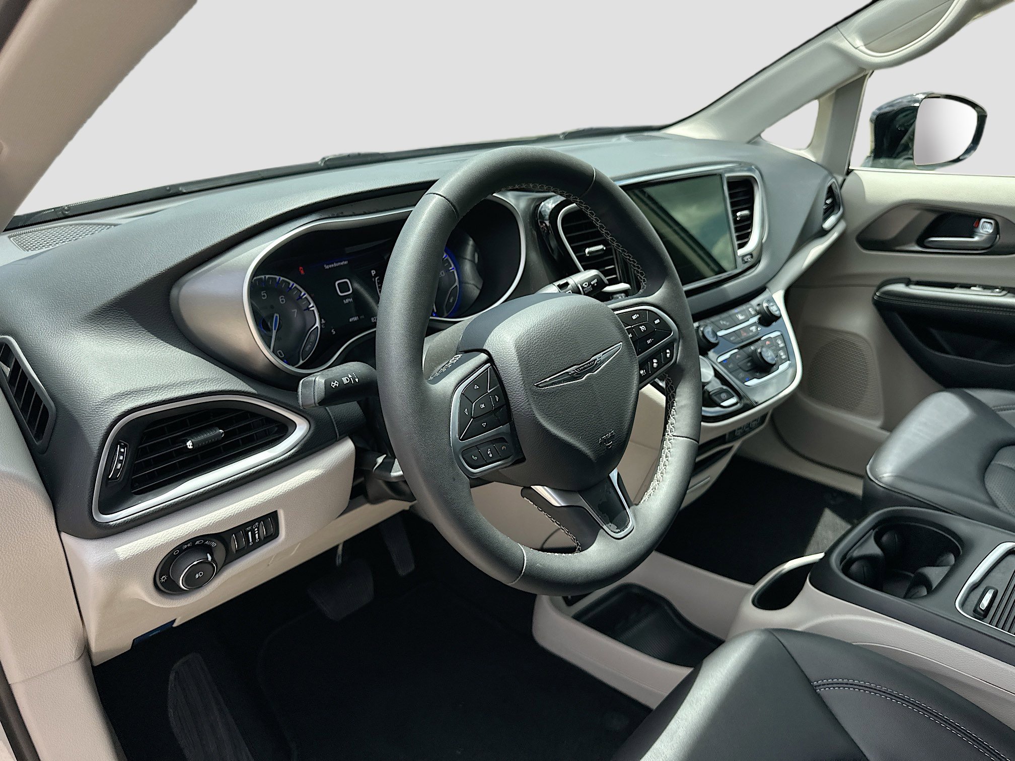Used 2024 Chrysler Pacifica Touring-L FWD image 9