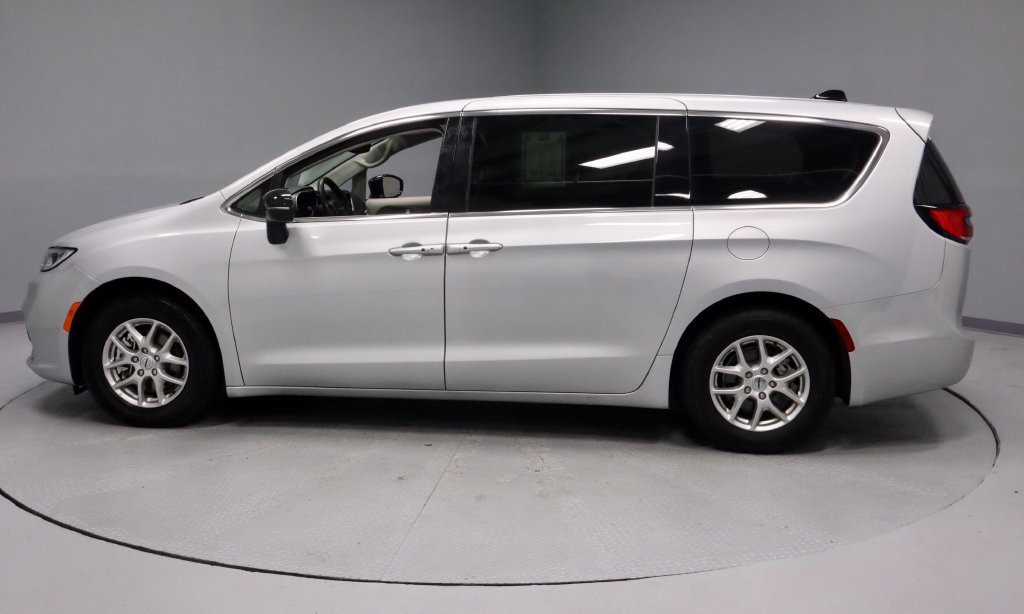 Used 2024 Chrysler Pacifica Touring-L FWD image 7