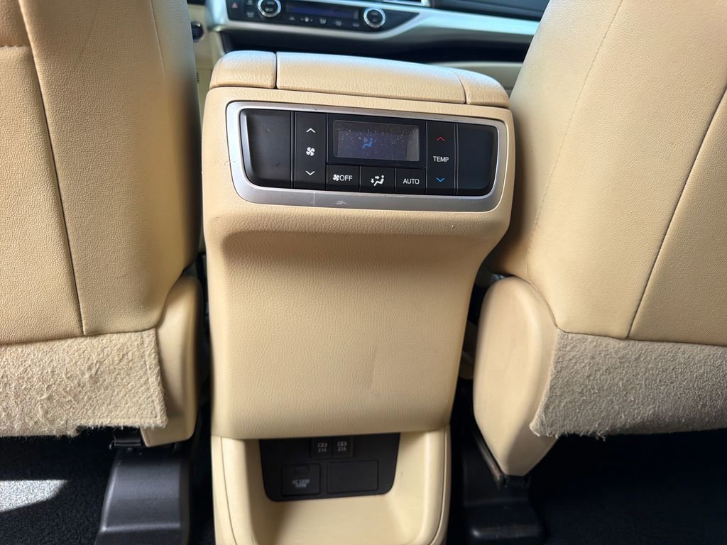 Used 2019 Toyota Highlander XLE AWD/4WD image 25