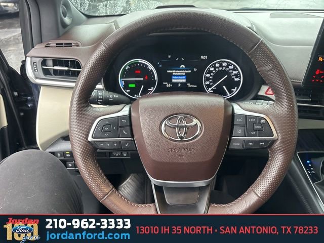 Used 2024 Toyota Sienna Platinum FWD image 20