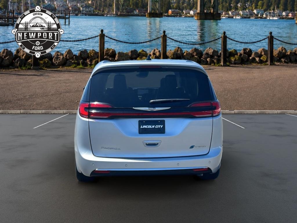 Used 2023 Chrysler Pacifica Limited w/ Uconnect Theater Family Group FWD image 8