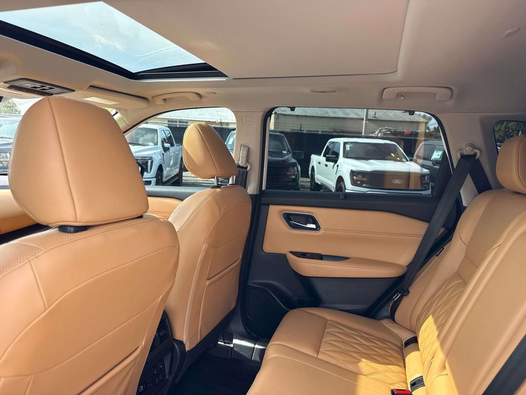 Used 2023 Nissan Rogue Platinum w/ Platinum Premium Package image 12