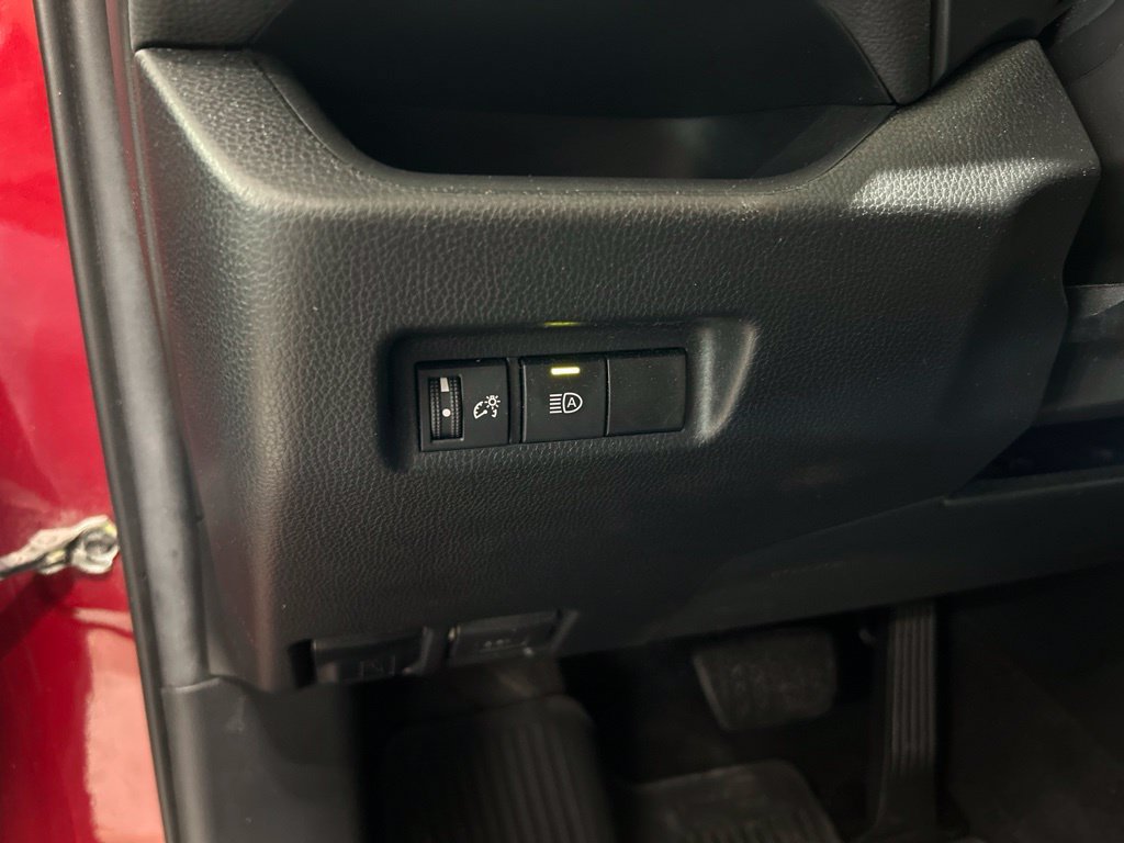 Used 2021 Toyota RAV4 LE AWD/4WD image 13