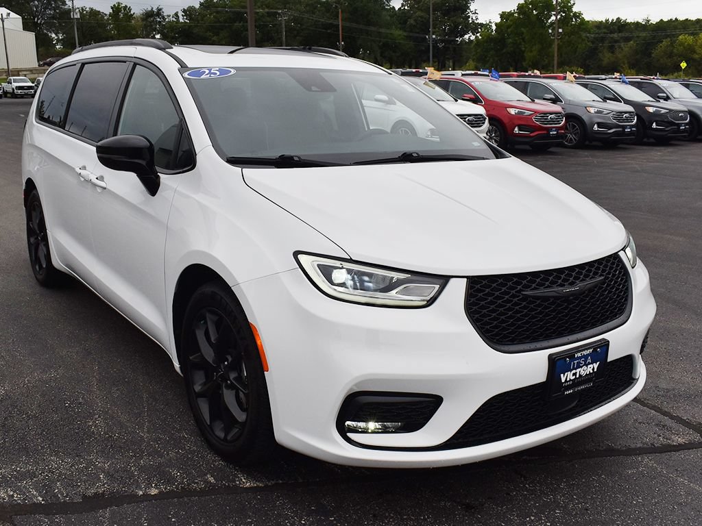 Used 2025 Chrysler Pacifica Limited FWD image 16