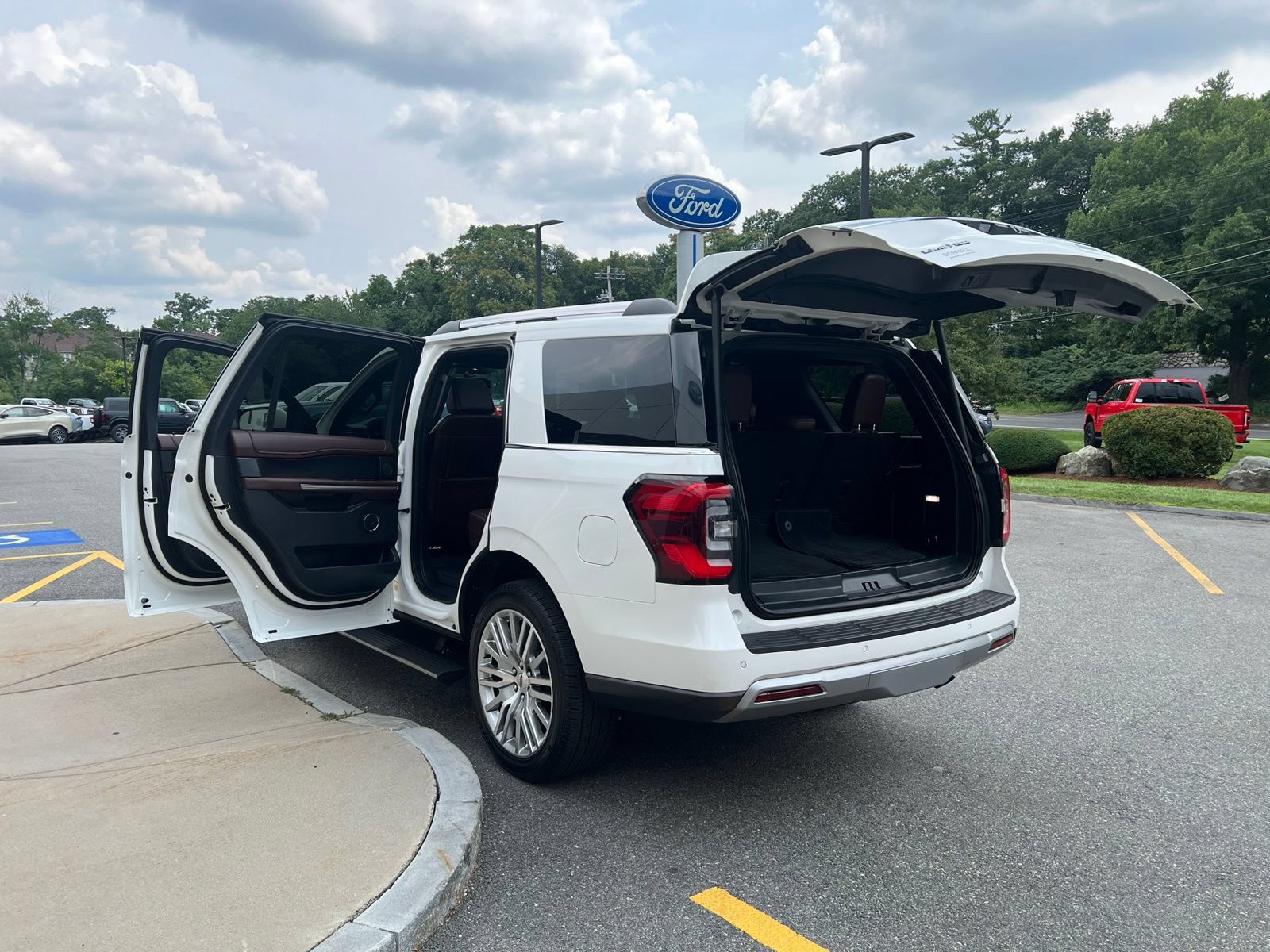 Certified 2024 Ford Expedition Limited AWD/4WD image 9