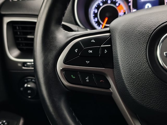 Used 2019 Jeep Cherokee Latitude w/ Cold Weather Group AWD/4WD image 32