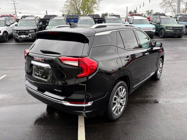 Used 2024 GMC Terrain Denali w/ Denali Premium Package AWD/4WD image 3