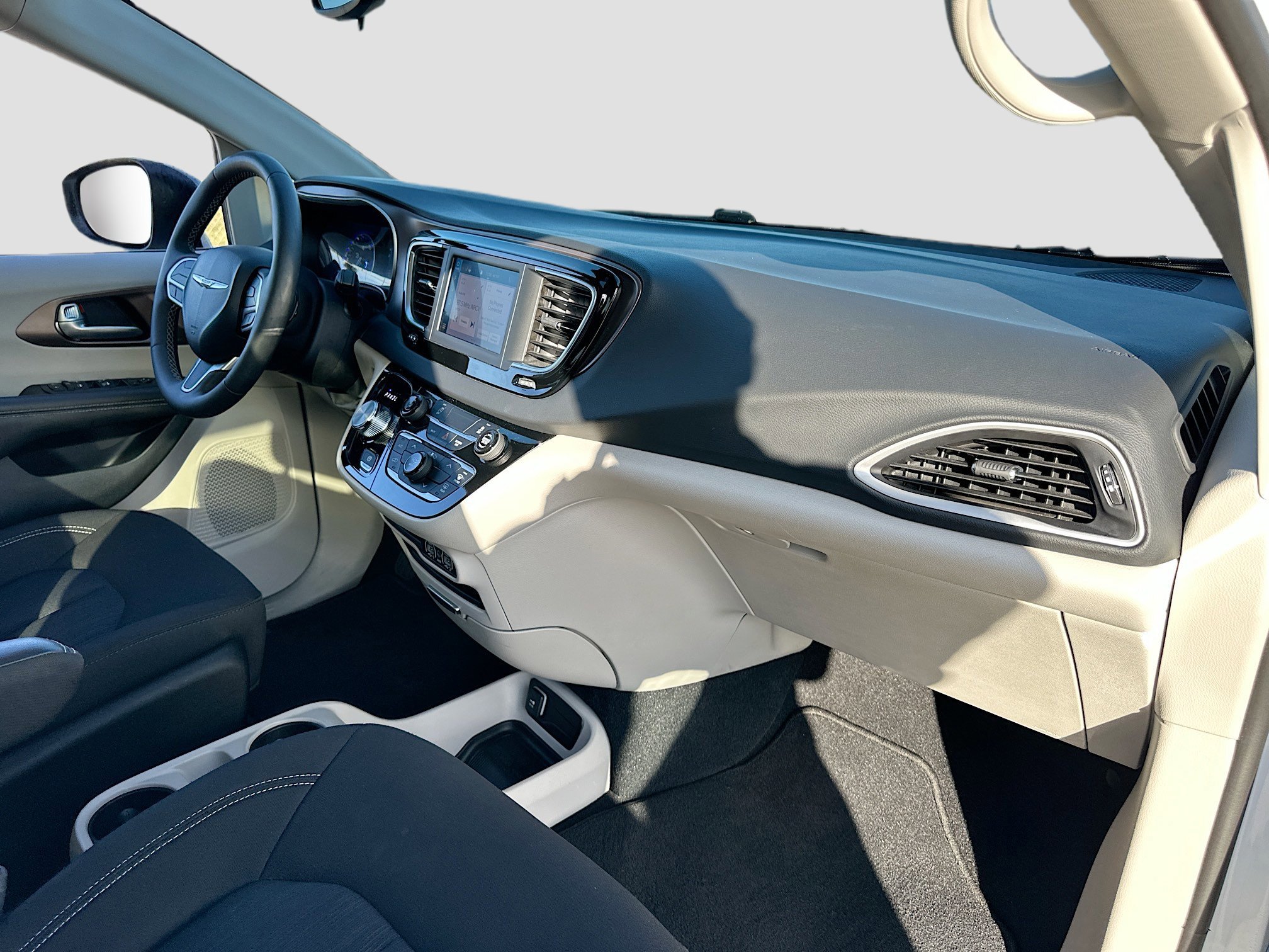 Used 2024 Chrysler Voyager LX image 27