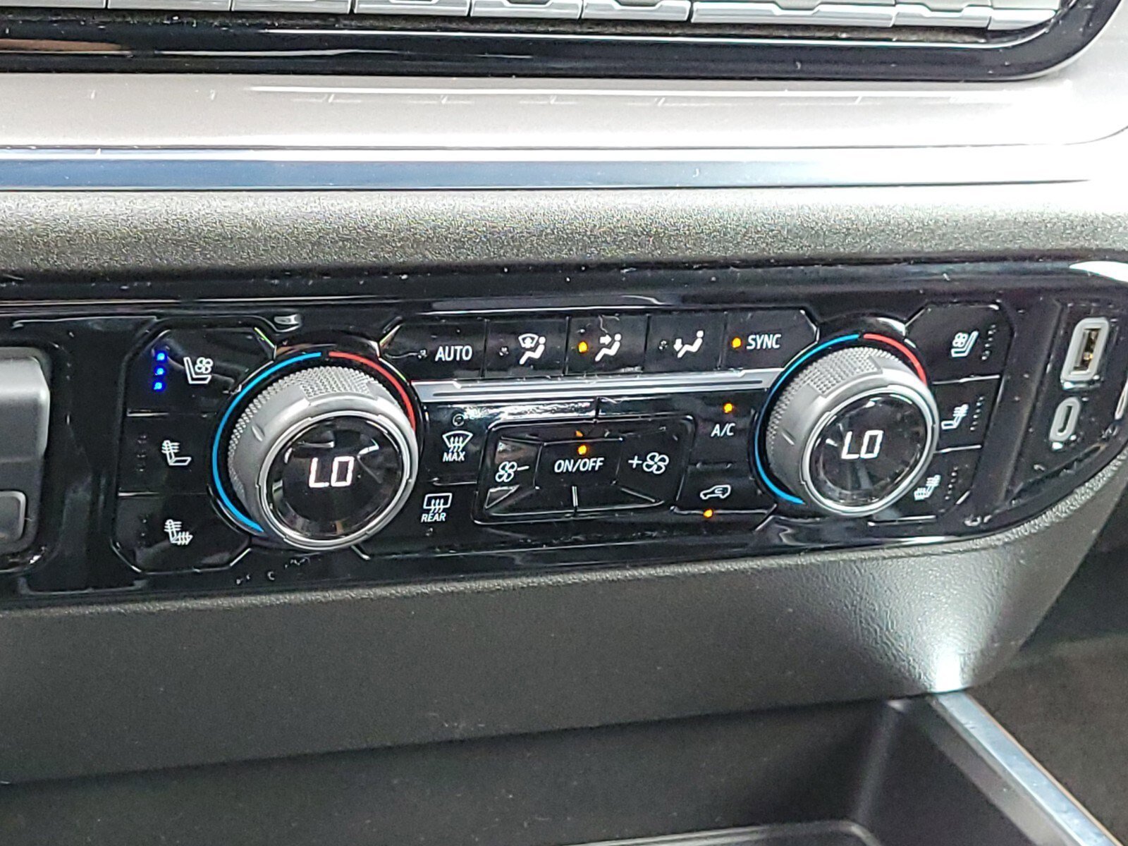 Used 2024 Chevrolet Silverado 1500 High Country w/ High Country Premium Package image 23