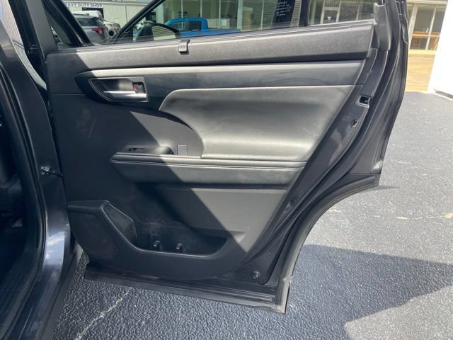 Used 2023 Toyota Highlander XLE FWD image 23