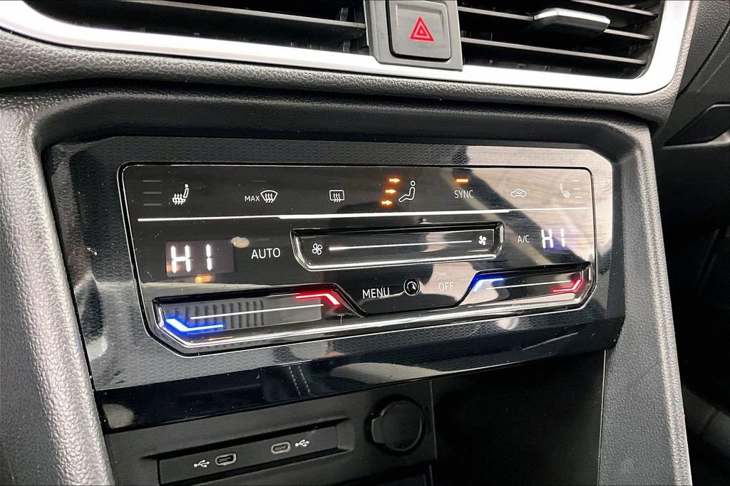 Used 2025 Volkswagen Taos SE image 31