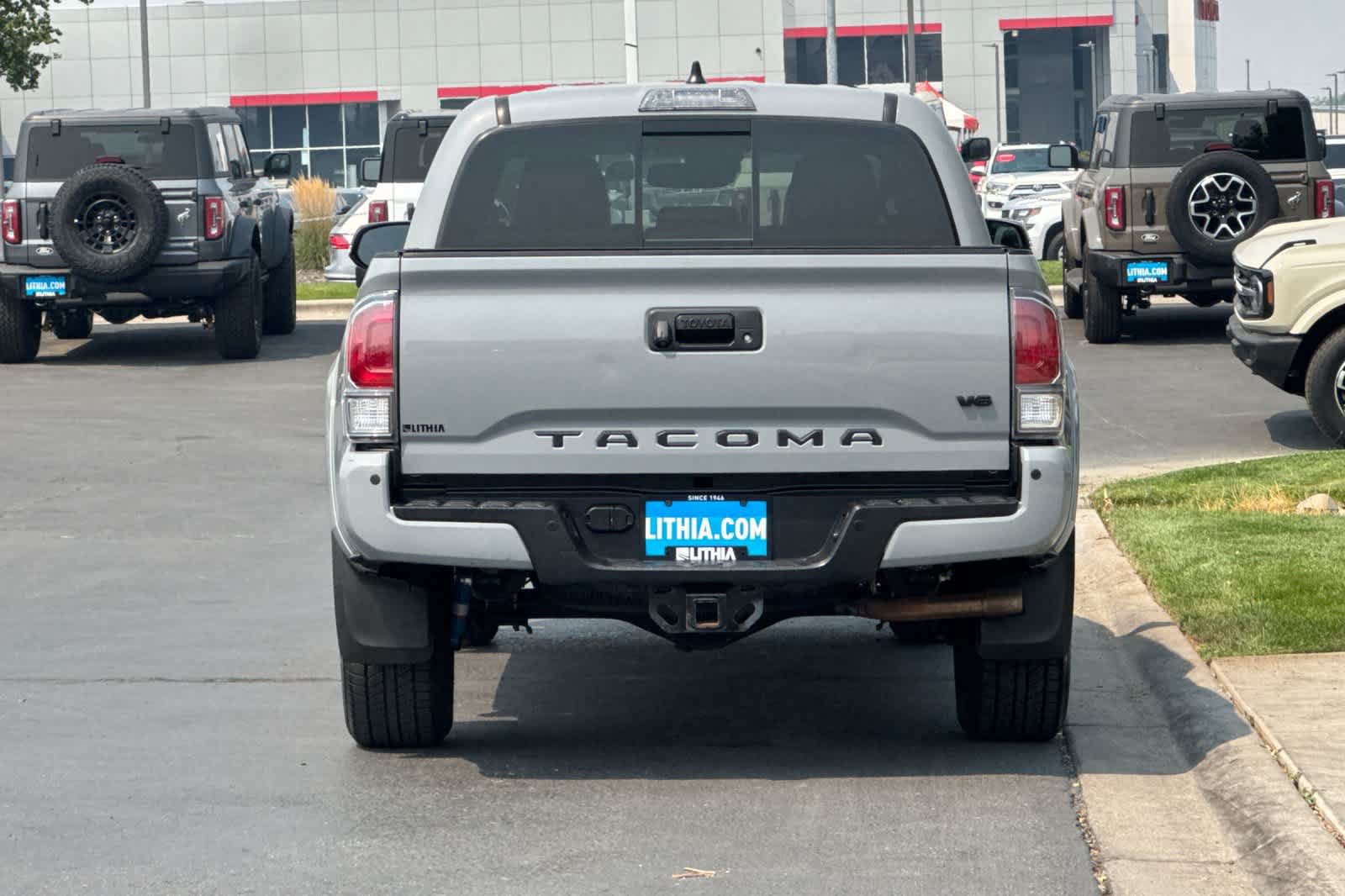 Used 2020 Toyota Tacoma TRD Sport w/ TRD Premium Sport Package AWD/4WD image 7