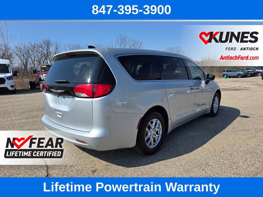 Used 2023 Chrysler Voyager LX image 5
