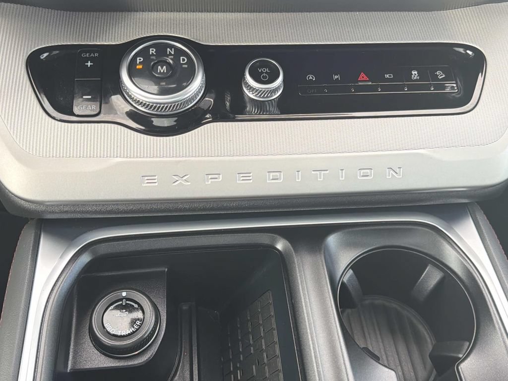 Certified 2025 Ford Expedition Active AWD/4WD image 24
