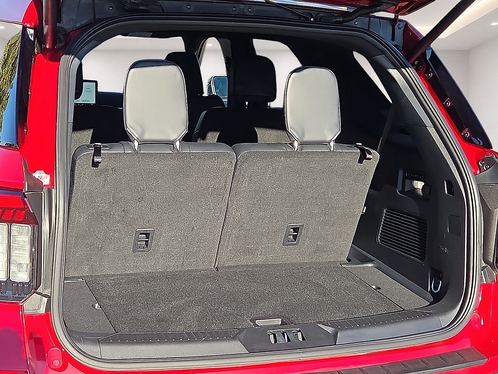 Certified 2025 Ford Explorer ST AWD/4WD image 8