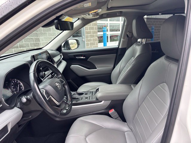 Used 2022 Toyota Highlander XLE AWD/4WD image 14