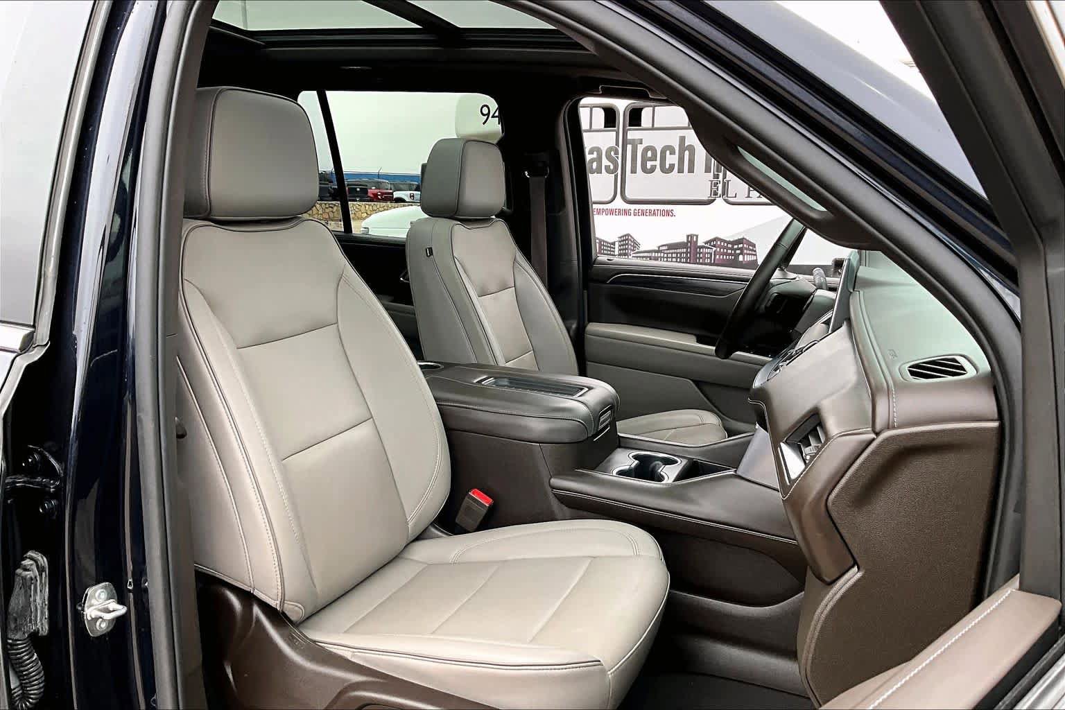 Used 2023 GMC Yukon SLT w/ SLT Luxury Package AWD/4WD image 9