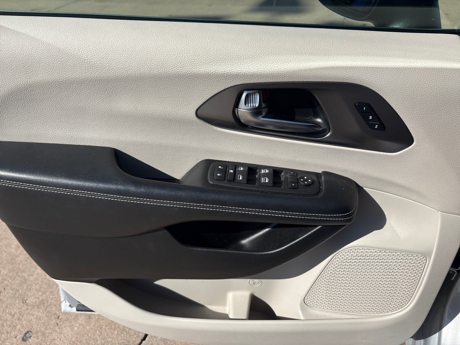 Used 2023 Chrysler Pacifica Touring-L FWD image 13
