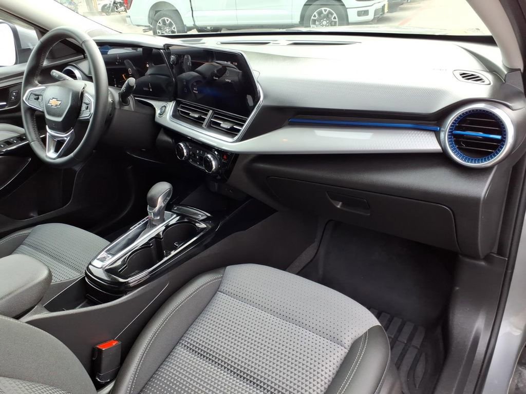 Used 2025 Chevrolet Trax LT w/ LT Convenience Package image 8