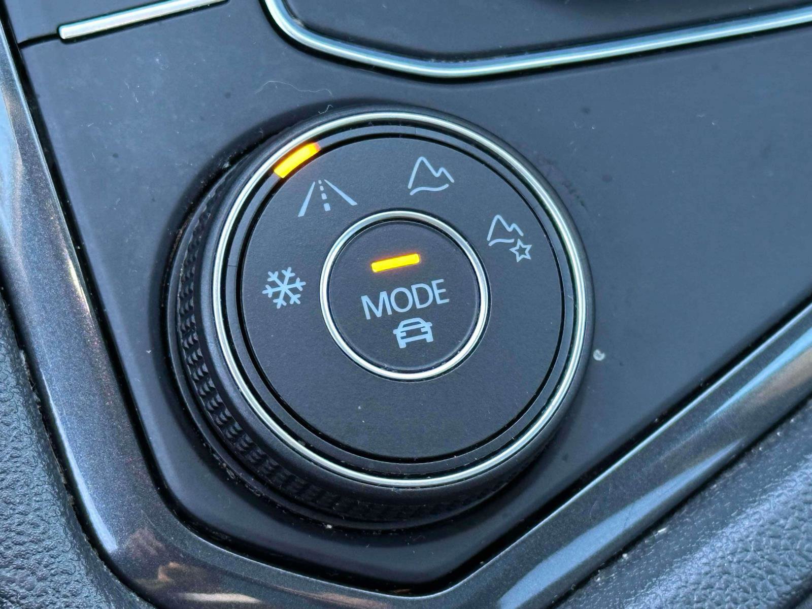 Used 2021 Volkswagen Tiguan SE w/ Panoramic Sunroof Package image 32