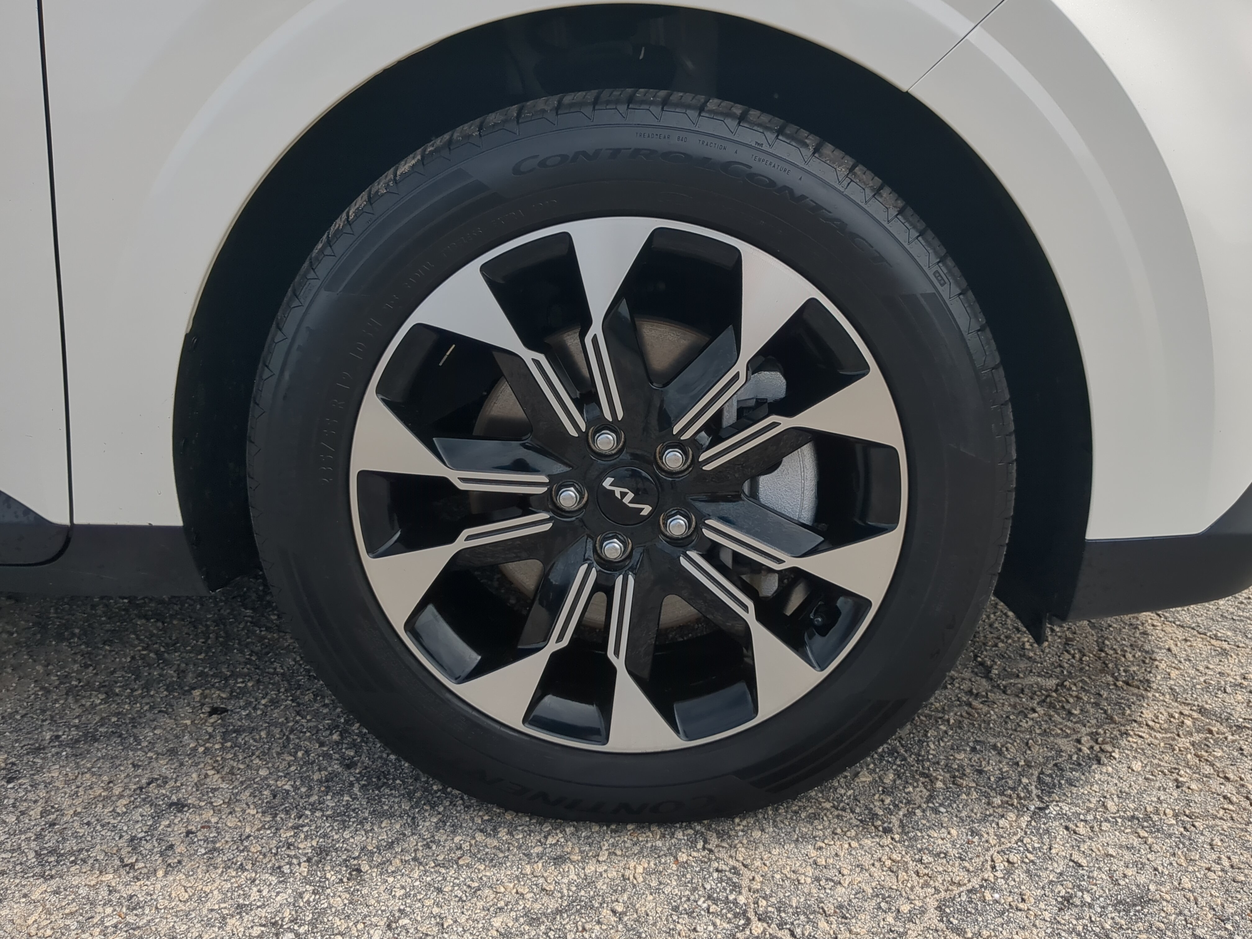 Used 2023 Kia Carnival EX FWD image 9