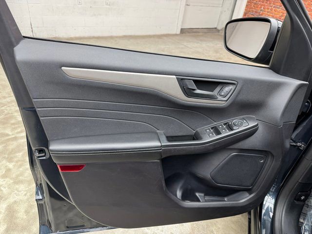 Certified 2022 Ford Escape SE w/ SE Sport Appearance Package image 11